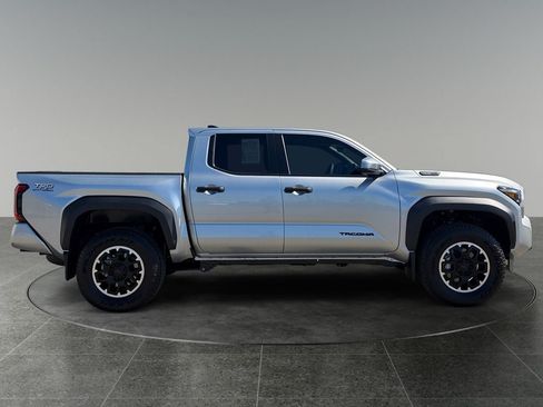 Used 2025 Toyota Tacoma TRD Off-Road w/ TRD Off Road Upgrade Package AWD/4WD image 10