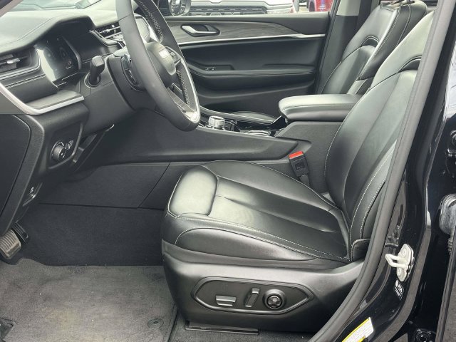 Used 2023 Jeep Grand Cherokee L Limited AWD/4WD image 13