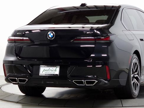 Used 2025 BMW 760i xDrive w/ Premium Package image 11