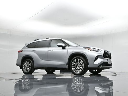 Used 2022 Toyota Highlander Platinum image 3