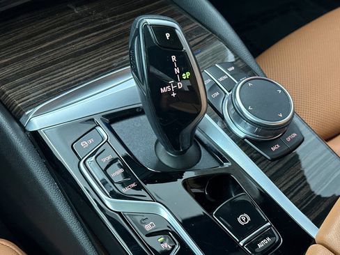 Used 2023 BMW 530e w/ Convenience Package image 17