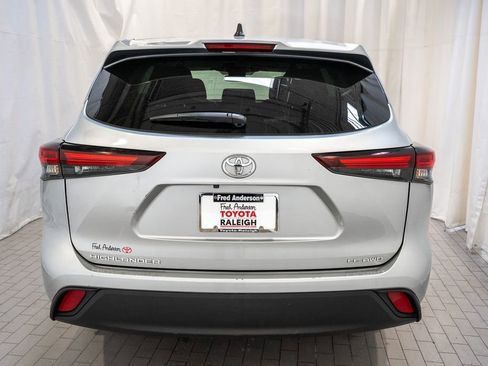 Used 2024 Toyota Highlander LE image 4
