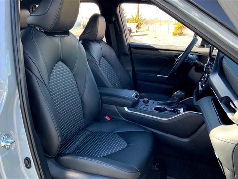 Certified 2025 Toyota Highlander XSE image 7