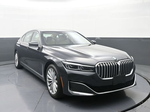 Used 2022 BMW 740i xDrive w/ Premium Package image 2
