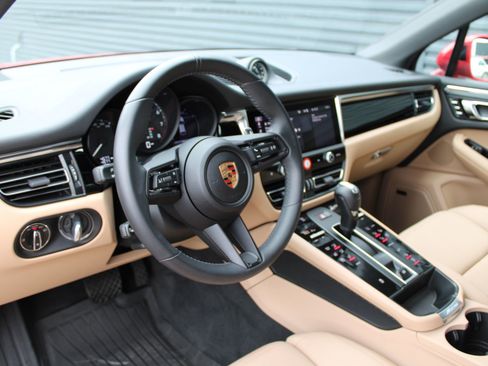 Used 2025 Porsche Macan image 4