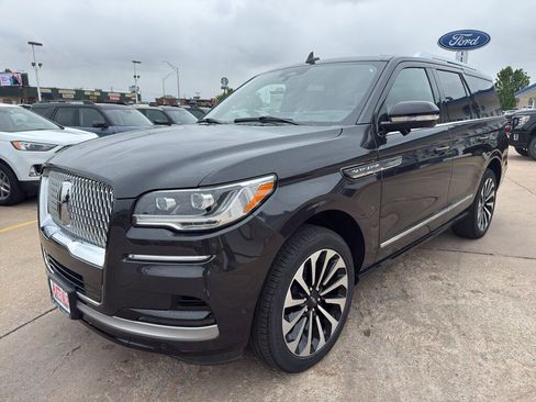 Used 2024 Lincoln Navigator Reserve AWD/4WD image 4