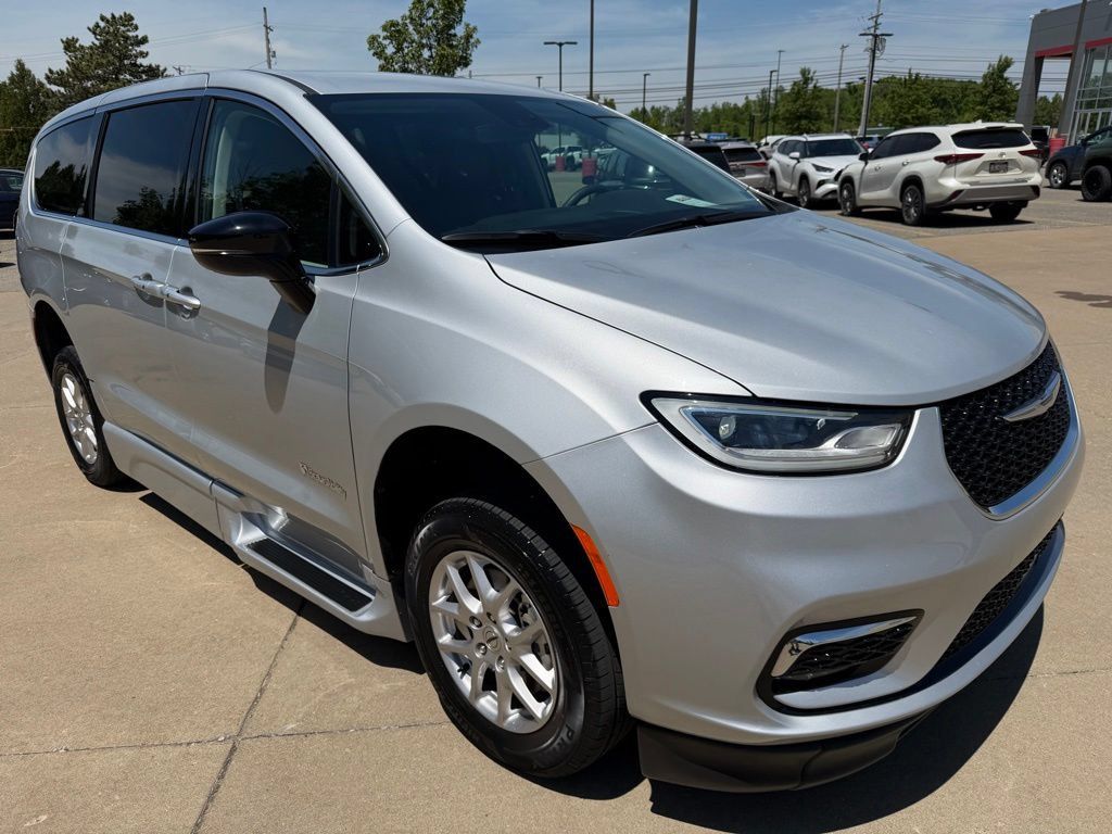 Used 2024 Chrysler Pacifica Touring-L FWD image 7