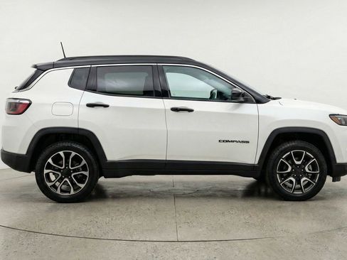 Used 2025 Jeep Compass Trailhawk image 11