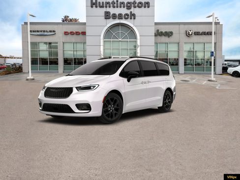 New 2026 Chrysler Pacifica Limited w/ Uconnect Theater Family Group image 1