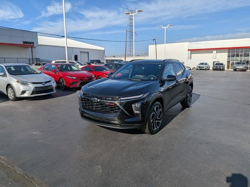 Used 2025 Chevrolet Trax RS w/ Driver Confidence Package image 4