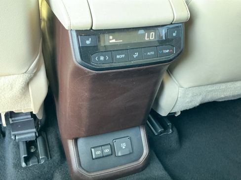 Used 2022 Toyota Highlander Platinum FWD image 32