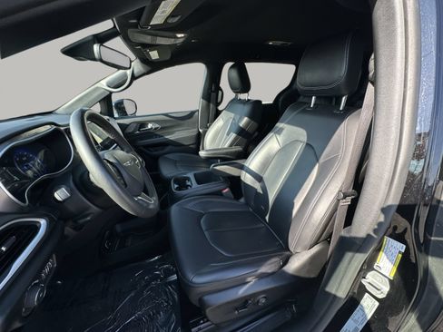 Used 2025 Chrysler Pacifica Select FWD image 13