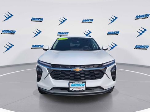 Used 2025 Chevrolet Trax LT w/ LT Convenience Package image 3