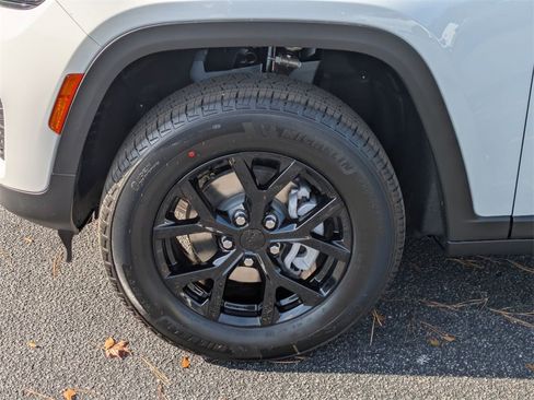 New 2025 Jeep Grand Cherokee Altitude image 10
