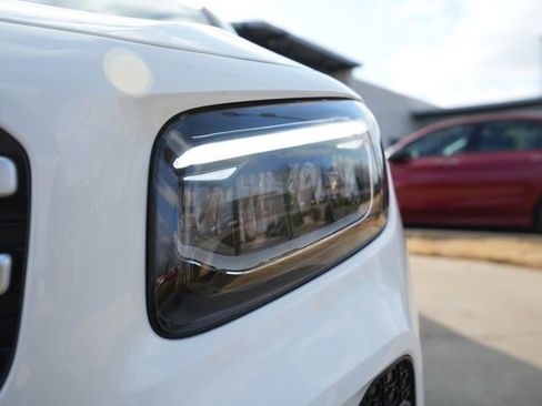 Used 2025 Mercedes-Benz GLB 250 4MATIC image 12