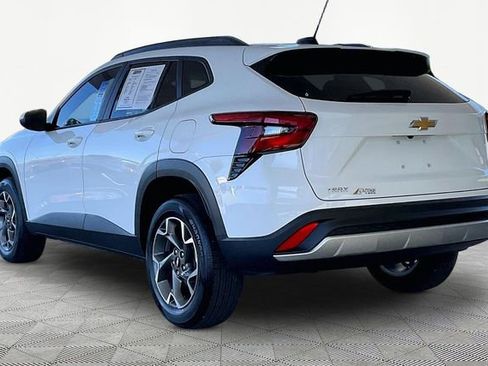 Used 2025 Chevrolet Trax LT FWD image 4
