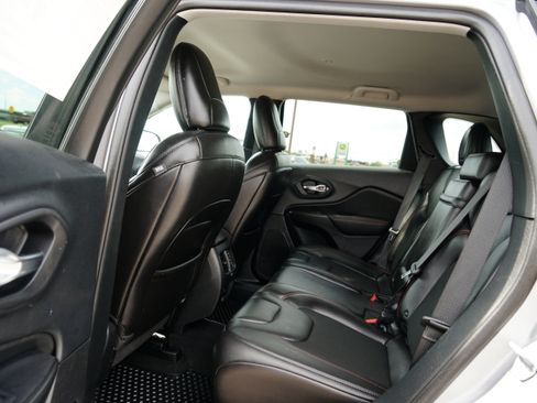 Used 2019 Jeep Cherokee Trailhawk w/ Cold Weather Group AWD/4WD image 18