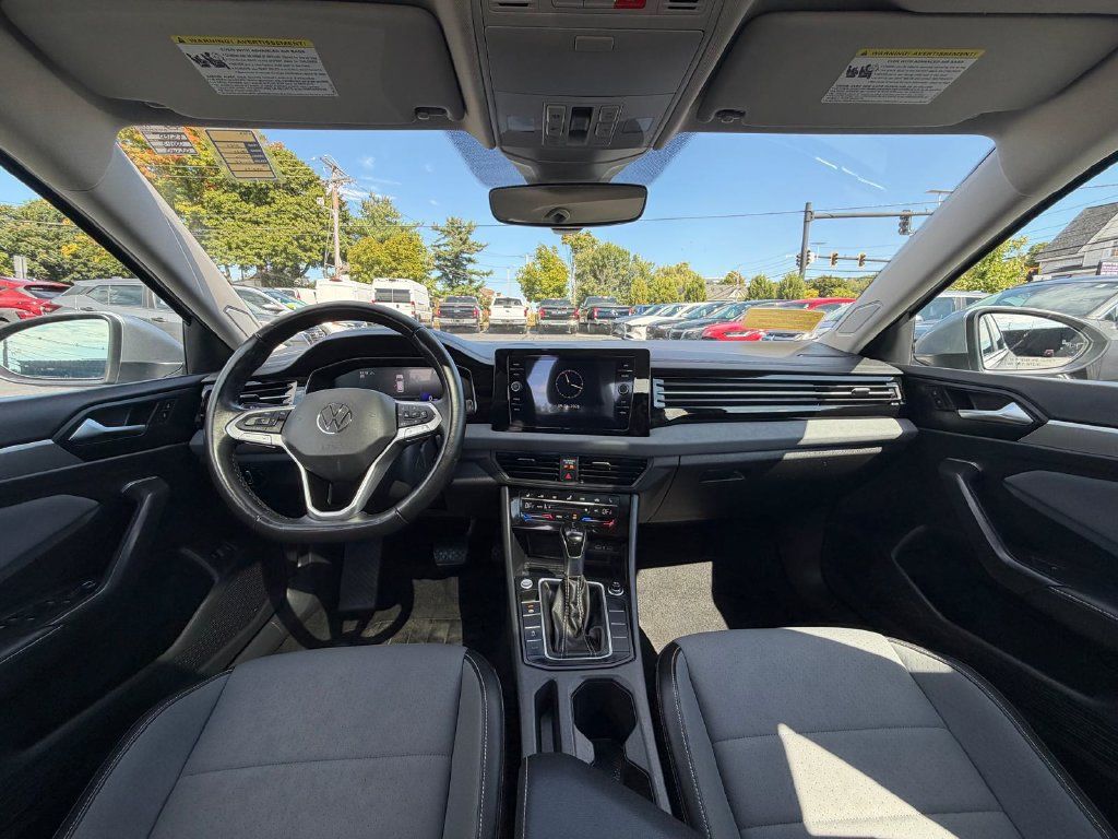 Used 2025 Volkswagen Jetta SE FWD image 15