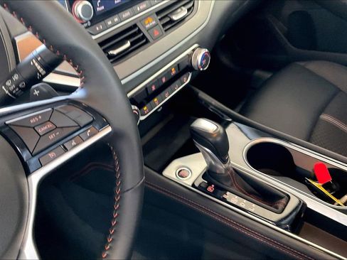 Used 2025 Nissan Altima 2.5 SR image 11