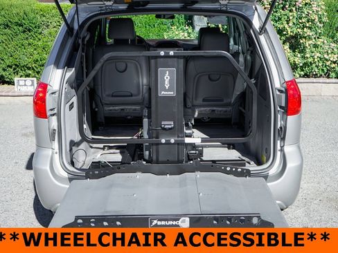 Used 2007 Toyota Sienna XLE image 2