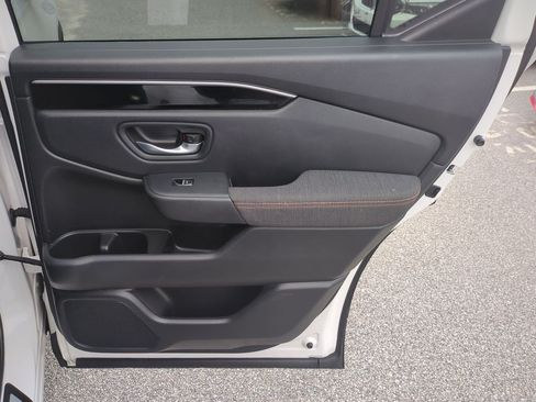 Used 2025 Honda Pilot Sport image 35