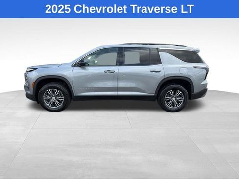 Used 2025 Chevrolet Traverse LT image 2