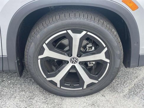 New 2025 Volkswagen Tiguan SE image 12