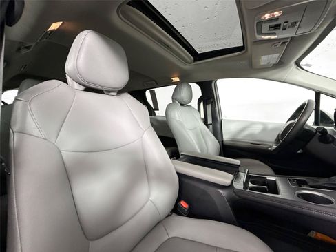 Certified 2025 Toyota Sienna XLE FWD image 42