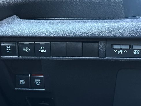 Used 2025 Toyota Sienna XLE Woodland Edition image 31