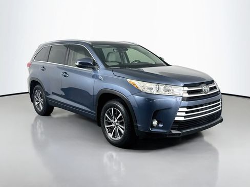 Used 2017 Toyota Highlander XLE FWD image 3