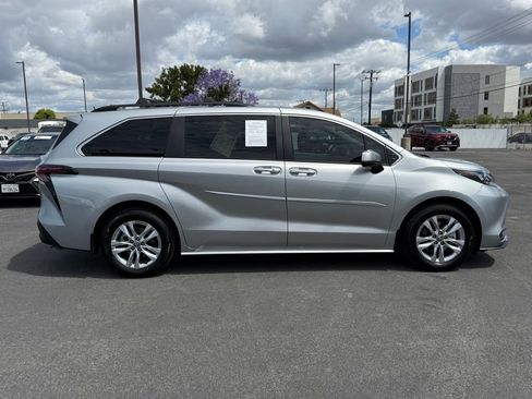 Used 2025 Toyota Sienna XLE w/ XLE Plus Package FWD image 13