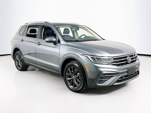 Certified 2024 Volkswagen Tiguan SE w/ Panoramic Sunroof Package AWD/4WD image 3