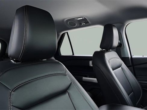 Used 2021 Ford Explorer XLT w/ Equipment Group 202A image 16