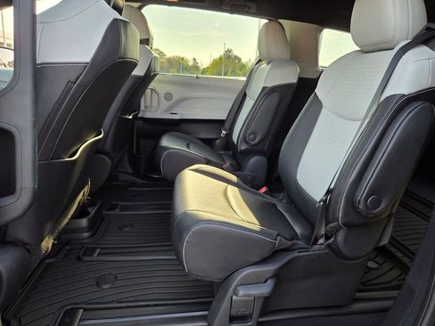 Used 2025 Toyota Sienna XSE image 5