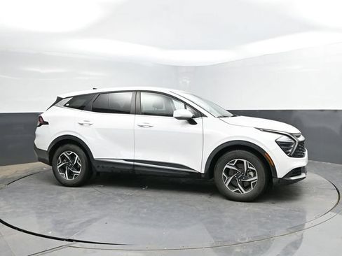 Used 2025 Kia Sportage LX FWD image 3