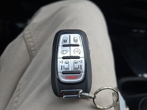 Used 2024 Chrysler Pacifica Touring-L w/ S Appearance Package image 29