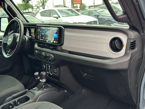 Used 2025 Jeep Gladiator Sport image 24