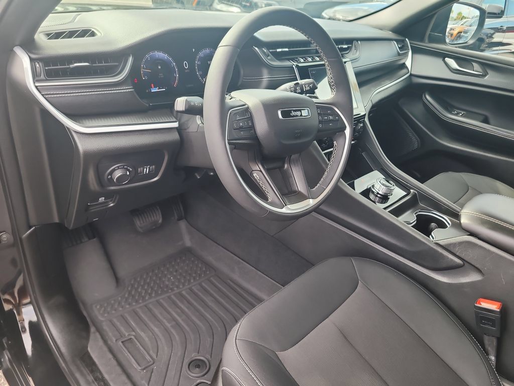 Used 2024 Jeep Grand Cherokee Laredo w/ Luxury Tech Group I AWD/4WD image 21