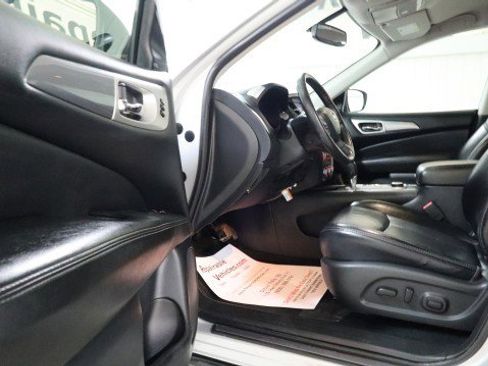 Used 2019 Nissan Pathfinder SL image 9