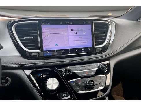 Certified 2025 Chrysler Pacifica Limited FWD image 9