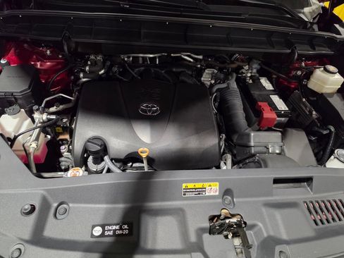 Used 2021 Toyota Highlander XLE AWD/4WD image 10