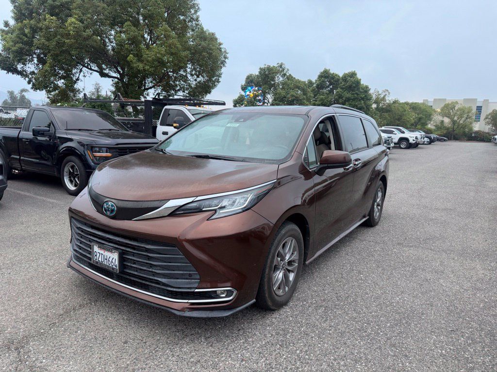 Used 2022 Toyota Sienna XLE w/ XLE Plus Package FWD image 1