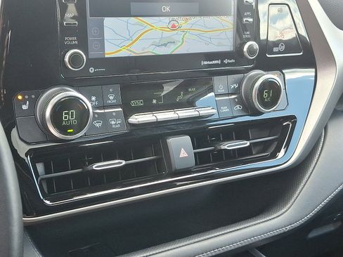 Used 2020 Toyota Highlander XLE image 17
