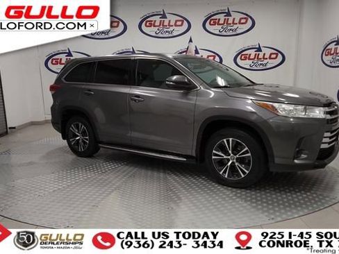 Used 2018 Toyota Highlander LE image 2