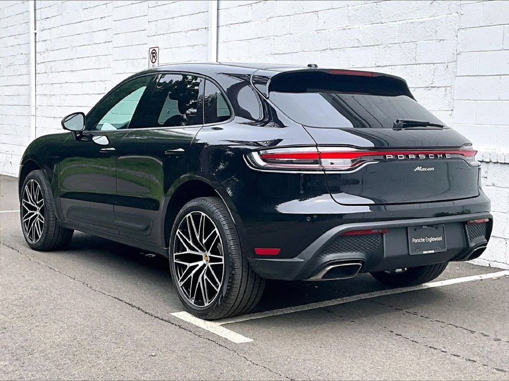 Certified 2025 Porsche Macan AWD/4WD image 3