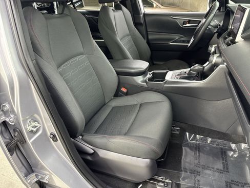 Used 2024 Toyota RAV4 SE image 32