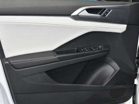 New 2026 Volkswagen Taos SEL image 3