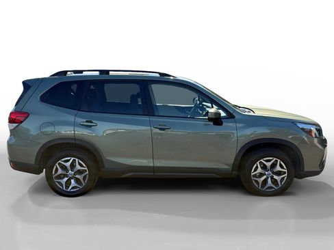 Used 2021 Subaru Forester Premium AWD/4WD image 6