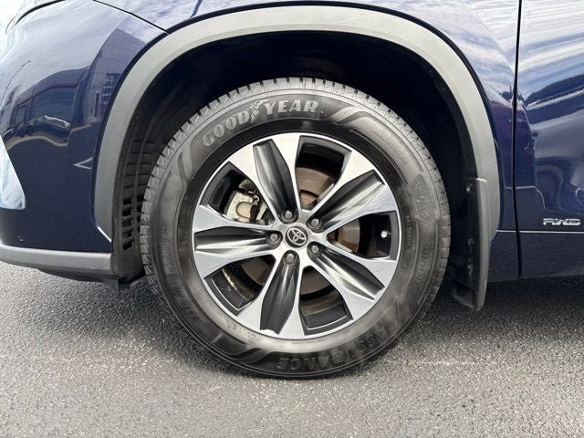 Used 2020 Toyota Highlander XLE AWD/4WD image 6