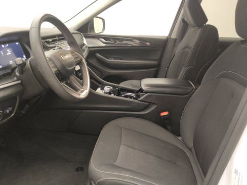 Used 2023 Jeep Grand Cherokee Laredo AWD/4WD image 17